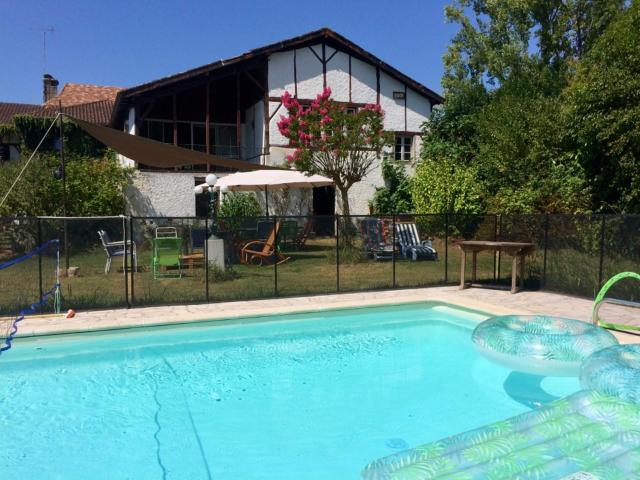 Gîte Vanakam 3 étoiles- jolie maison béarnaise 9 personnes avec piscine