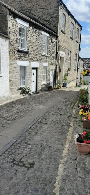 16th Century 1 Bedroom Cottage (adjacent 10th Century Richmond Castle)