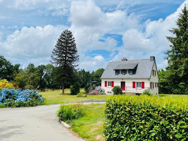 Maison au calme grand jardin privé aire de jeux Lac de Guerledan