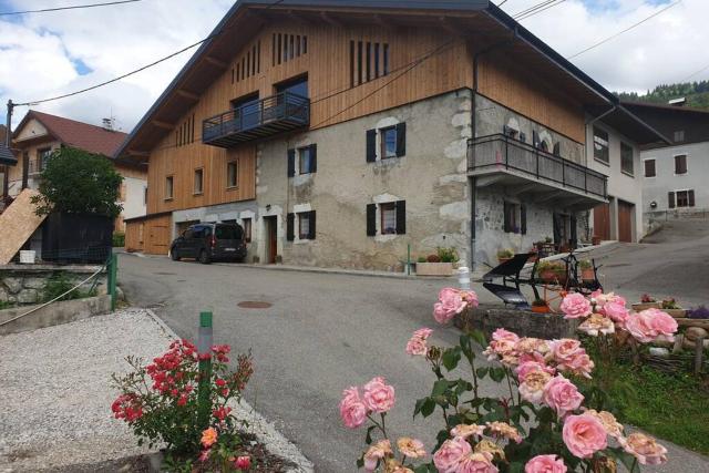 Villard au cœur de la vallée verte entre lac et montagne