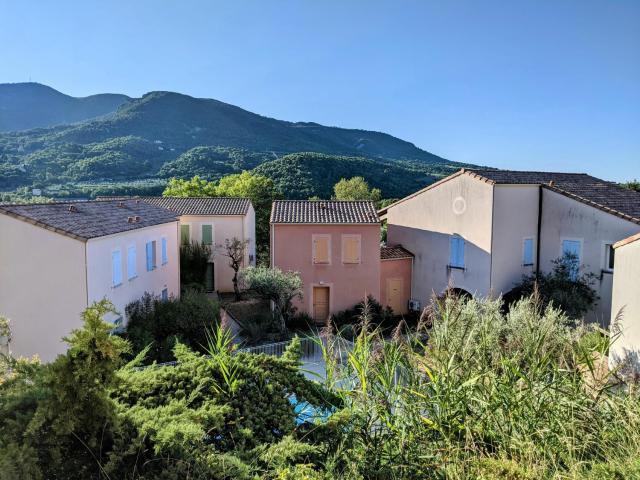 Maisonnette dans domaine avec piscine à Nyons, pays des olives