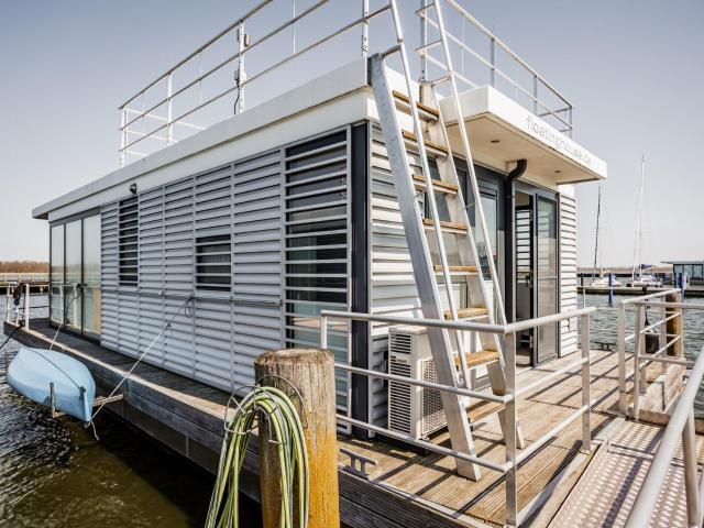 Hausboot Floating House in Ribnitz-Damgarten