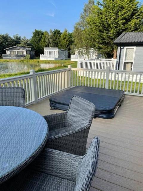 Bramble Lodge with Hot Tub