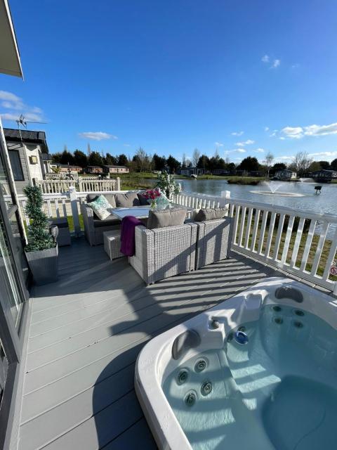 Lakeview Winter Lodge with Hot Tub