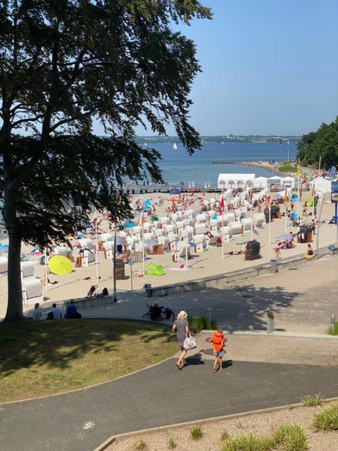 Strandblick mit Strandkorb & Fahrrädern