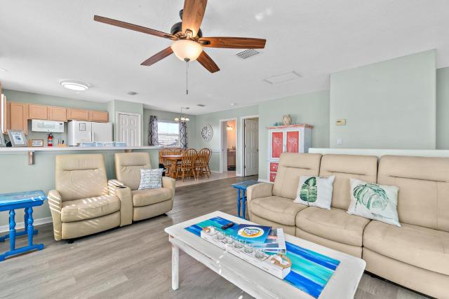 Surfside Paradise Retreat - 3BR and 2BA Duplex, Grill, DOG FRIENDLY - Close to the Beach!