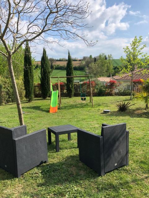 Suite indépendante au cœur d’un jardin arboré.