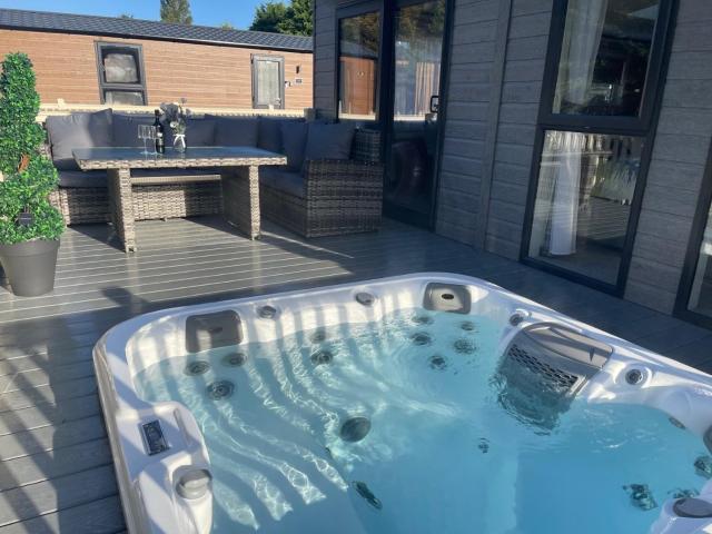 Ailsa Lodge with Hot Tub