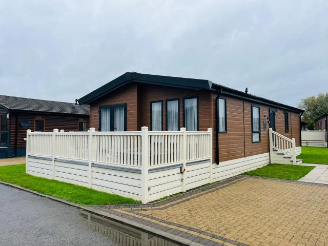 Eastgate Lodge with Hot Tub