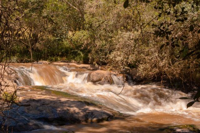 Casa em Bueno Brandão(MG) com Cachoeira Particular