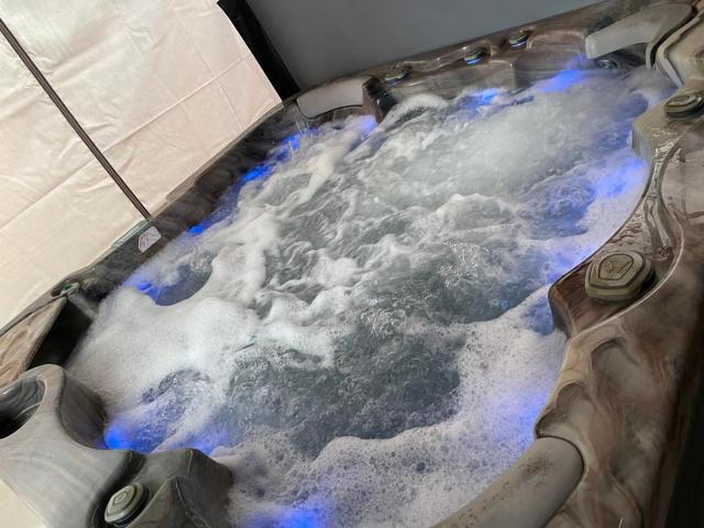 Travel Legend Stays 1 bedroom place with Hot Tub