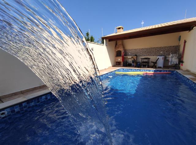 Casa nova na praia com piscina e área de churrasco