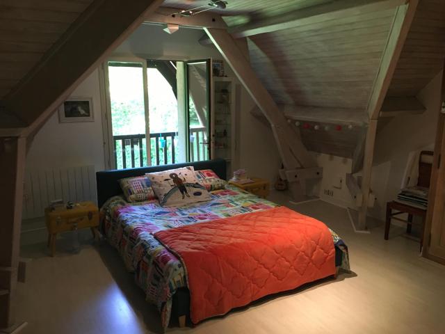 Chambre avec balcon et salle de bains privée