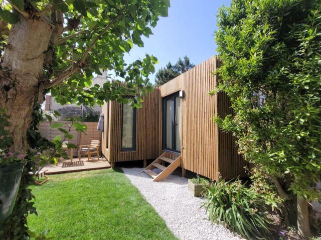 "La cabane du sentier", logement original en bois et sur pilotis avec beau jardin et très proche de la mer