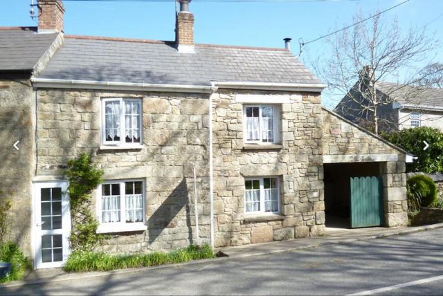 Lovely Cornish cottage in small village setting