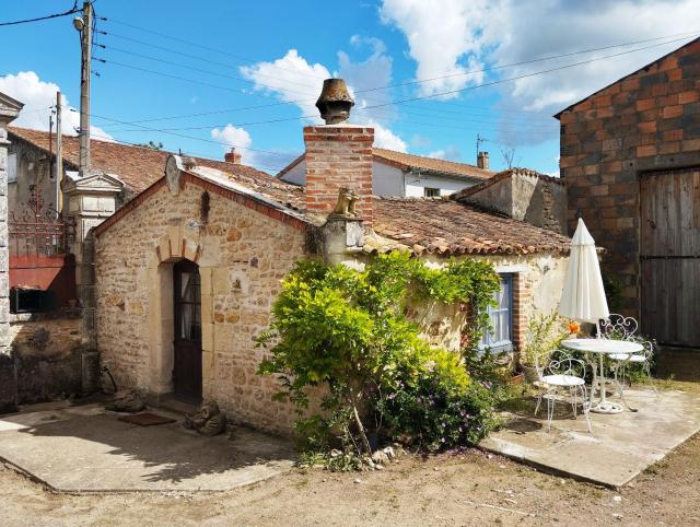 Gatekeepers Cottage Tiny House, Taizé, Deux-Sevres, Velo Francette