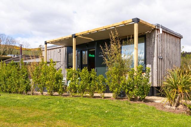 The Jungle - Unique Hot Tub Cabin in Millport