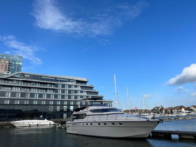 SUPERYACHT ON 5 STAR OCEAN VILLAGE MARINA, SOUTHAMPTON - minutes away from city centre and cruise terminals - free parking included - FULLY HEATED FOR WINTER!