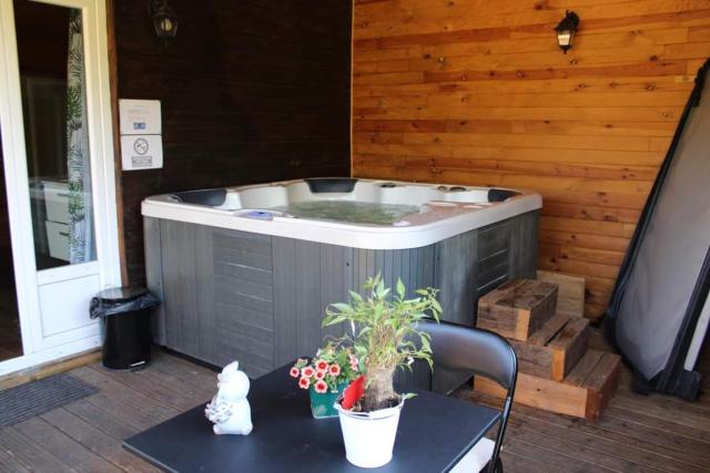 Au coucher du soleil, chalet avec jacuzzi et sauna