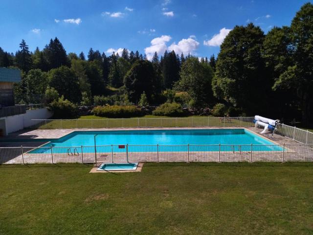 Studio Le Lacuzon avec piscine extérieure et tennis