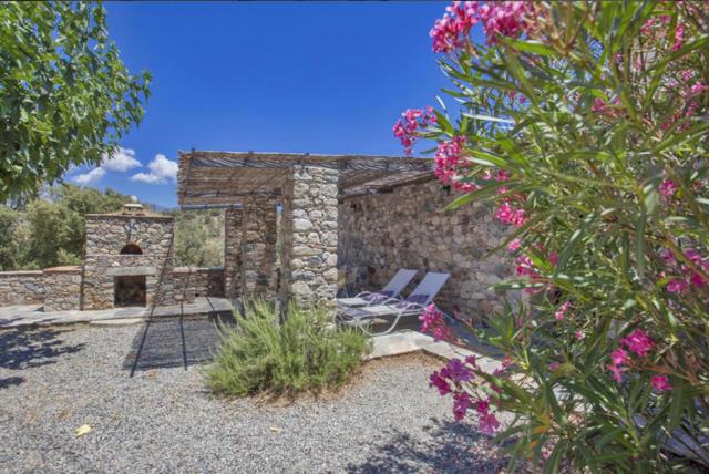 Maison en pierre corse avec vue entre mer et montagne