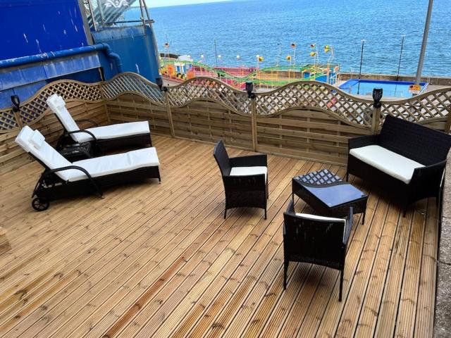 Sea View Lavish Apartment SKY TV Whirlpool Bath HUGE Balcony NEWLY REFURBISHED