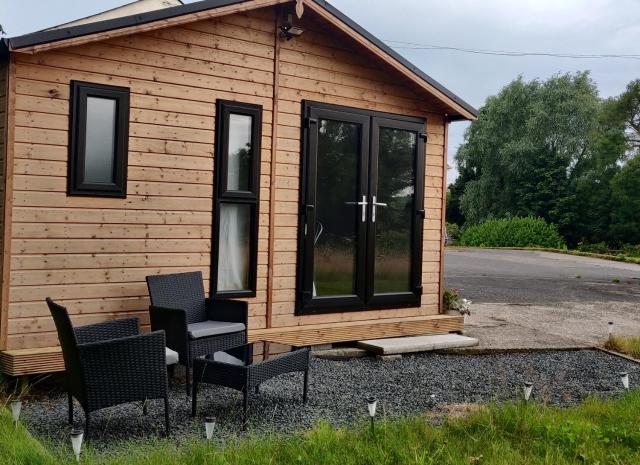 Cosy log cabin with views of Scrabo tower