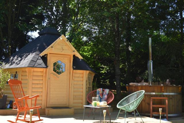 Cabane dans un jardin arboré