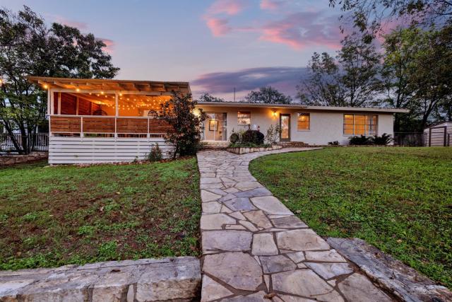 Luxury Lakefront Oasis with Boat Dock-Firepit