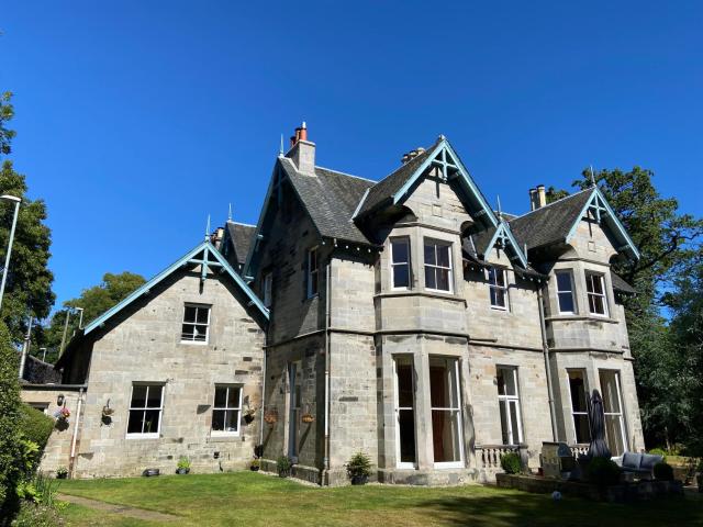 Fabulous 2 Bedroom House just outside Edinburgh