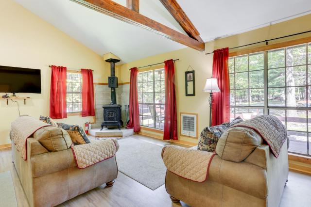 Scenic Lackawaxen Cottage with Pools and Ski Access!