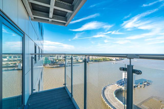 Skyvillion - London River Thames Top Floor Apartments by Woolwich Ferry, Mins to London ExCel, O2 Arena , London City Airport with Parking