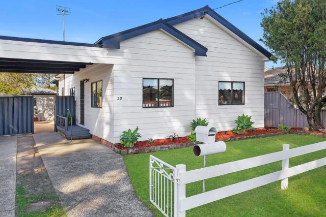 Large Cottage Near Ettalong Centre