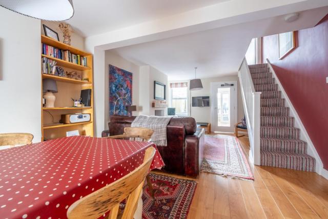 Chic 2-bedroom townhouse in vibrant Abergavenny