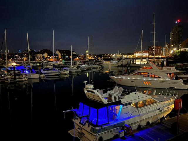 LUXURY 40 FOOT YACHT ON 5 STAR OCEAN VILLAGE MARINA SOUTHAMPTON - minutes away from city centre and cruise terminals - Free parking included - FULLY HEATED FOR WINTER!