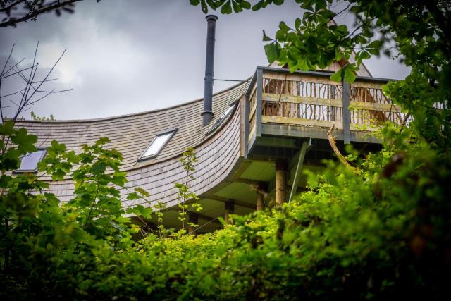 Skapya Treehouse with private hot tub .