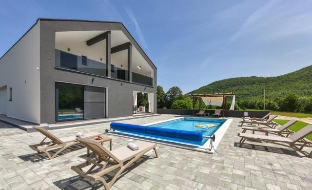 VIlla Luka - new isolated villa with heated pool, jacuzi and sauna