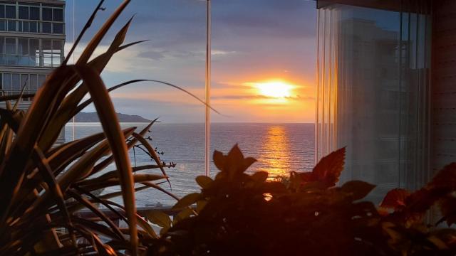 Apartamanto FRENTE AL MAR, un dormitorio con dos camas, mas otra cama abatible en el salon