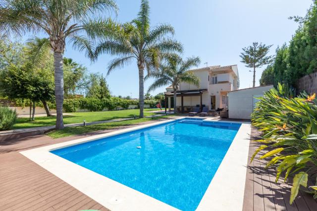 Casa junto al mar con jardín