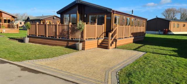 Little Gem Lodge with Hot Tub