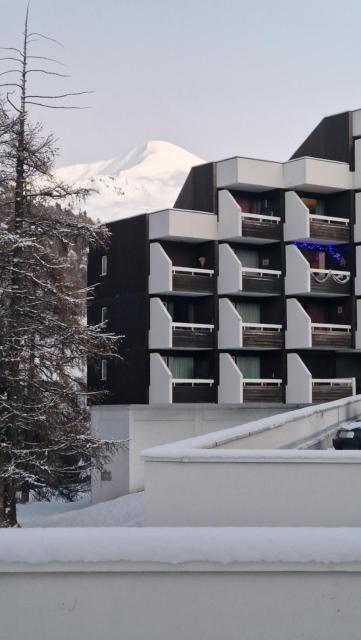 "Miramonte" appartement avec terrasse vue montagne et parking privatif sous-sol, à proximité immédiate des pistes, cœur de Vars les Claux, secteur point show avec commodités et piscine chauffée de plein air