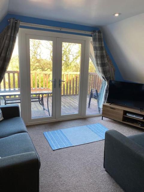 3 Bedroom Lodge with hot tub on lovely quiet holiday park in Cornwall