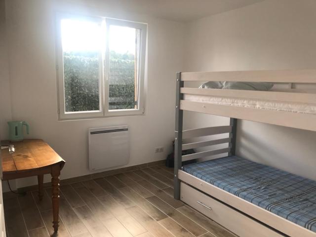 Logement : 2 chambres (5 couchages), salle de bain