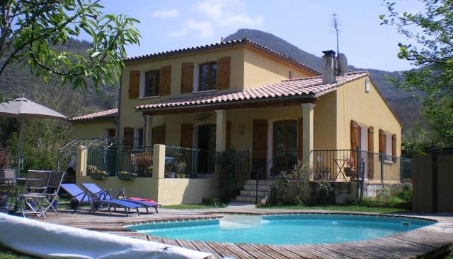 4 Bedroom Villa with Private Pool within 5 minute walk into Quillan