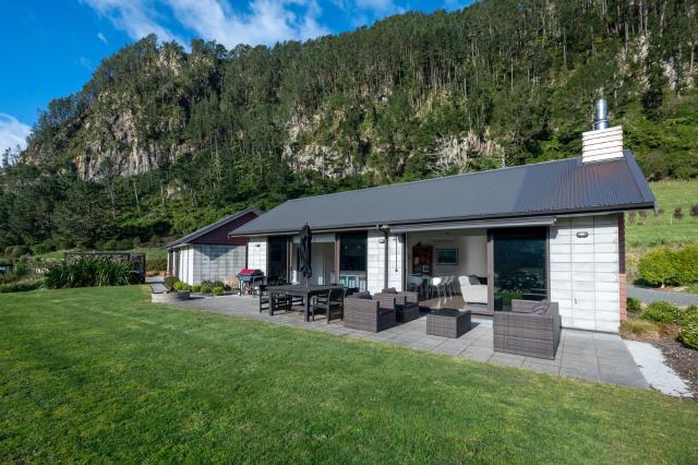 Lakehouse Retreat - Whakamaru Holiday Home