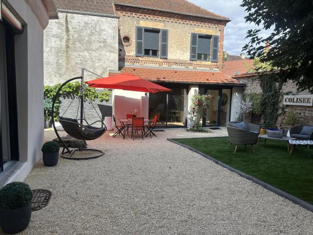 Maison de charme au centre de Moulins, avec jardin et terrasse, tout confort inclus - FR-1-489-474