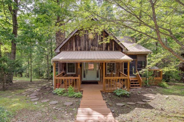 Lake Cumberland Resort Cabin with Community Perks!