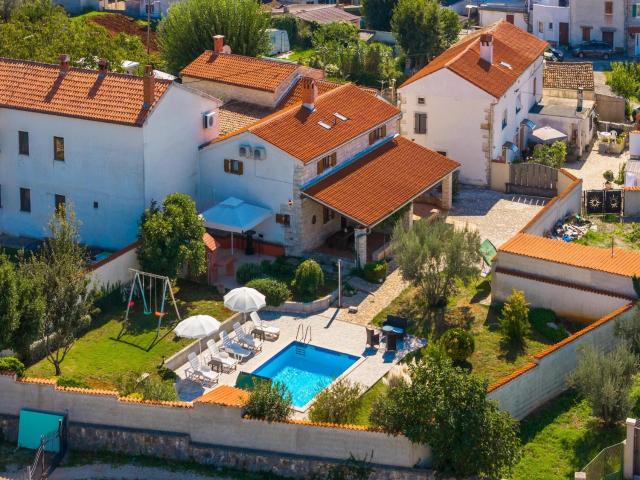 Boutique Holiday Home with Pool in egotici