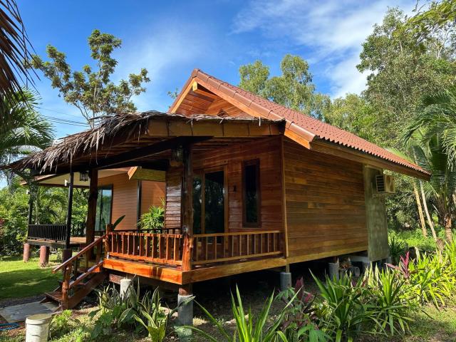 Koh Jum Bungalow & Hostel