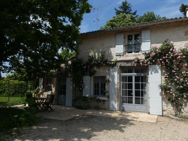 Maison rénovée avec grand terrain, équipements enfants, 3 chambres, proche de D938, vélos inclus - FR-1-426-539